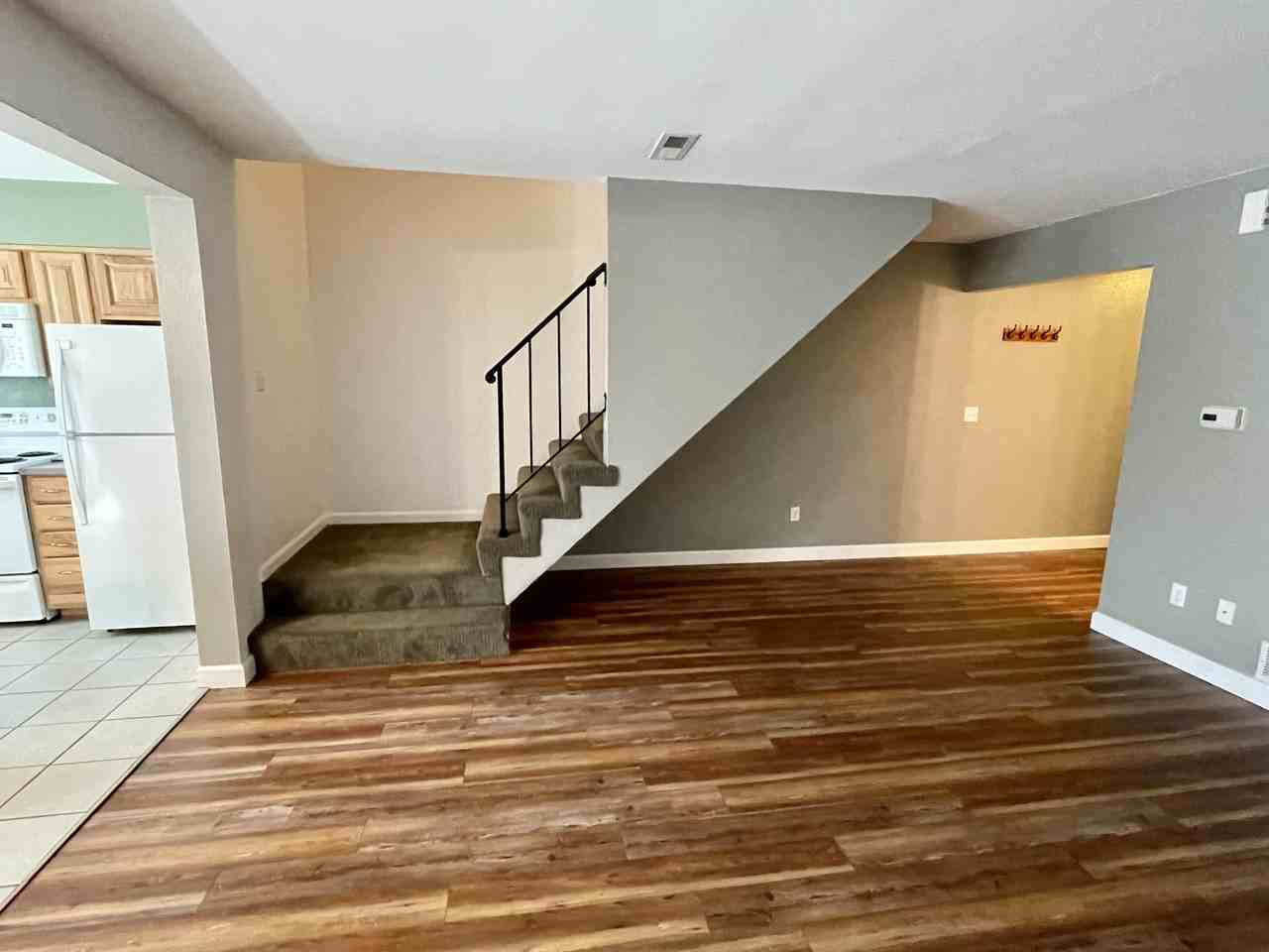 1102 Pine Ct Apt B - Photo 4 of 23