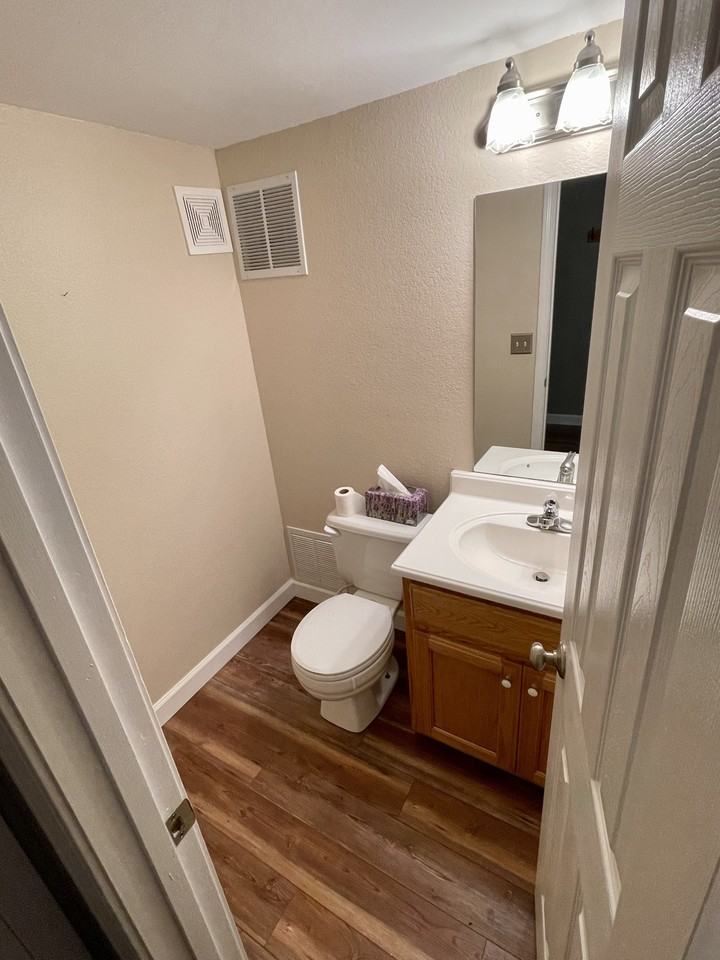 1102 Pine Ct Apt B - Photo 7 of 23