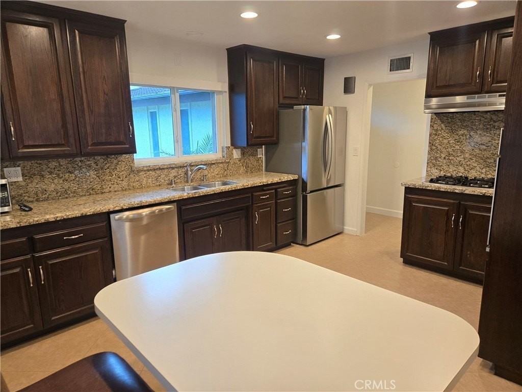 6604 Dillman St - Photo 4 of 34