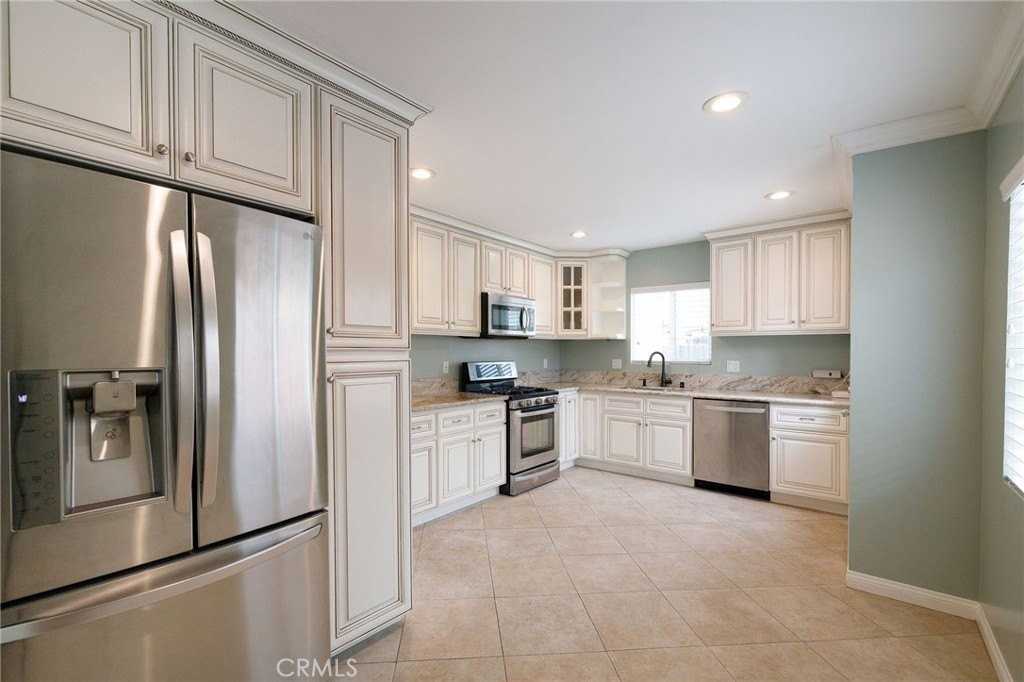 4573 W 167th St - Photo 4 of 29