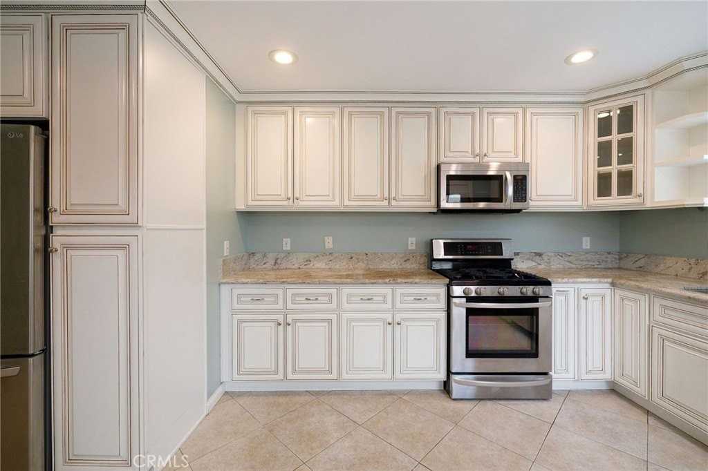 4573 W 167th St - Photo 5 of 29