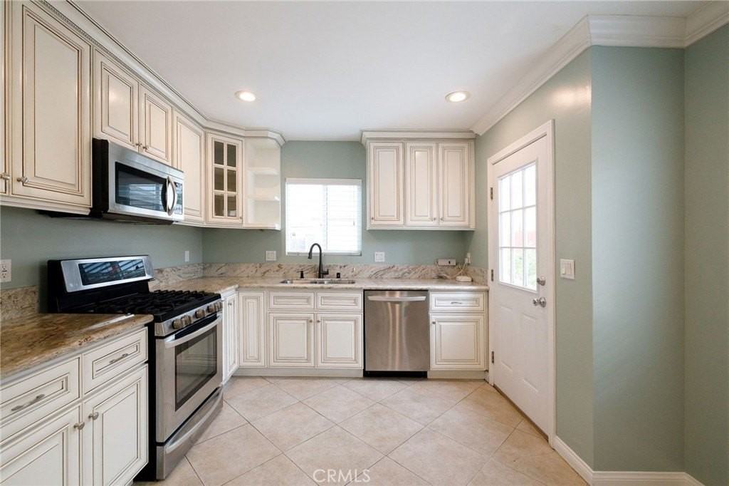 4573 W 167th St - Photo 6 of 29