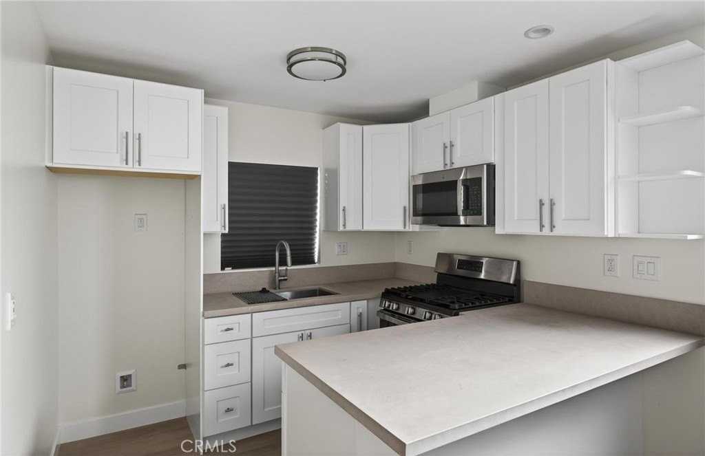 2115 W 29th St #A - Photo 4 of 13