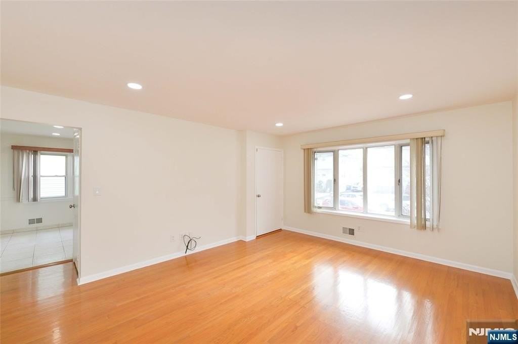 483 Hobson Ave - Photo 5 of 32