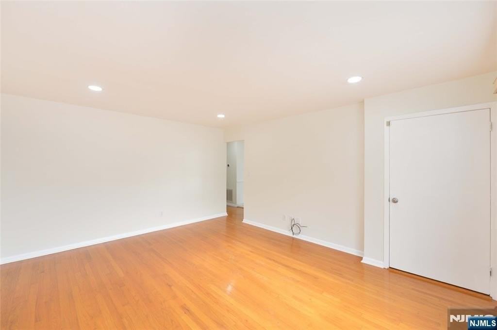 483 Hobson Ave - Photo 6 of 32