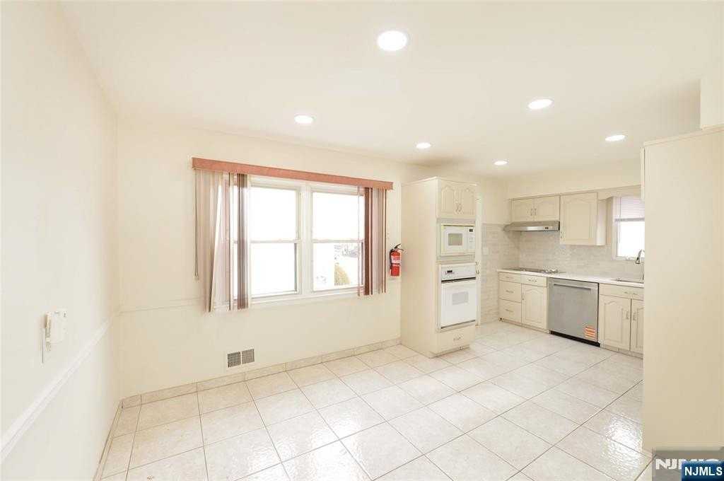 483 Hobson Ave - Photo 7 of 32