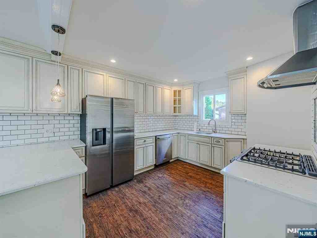 8-35 Lake St - Photo 2 of 17