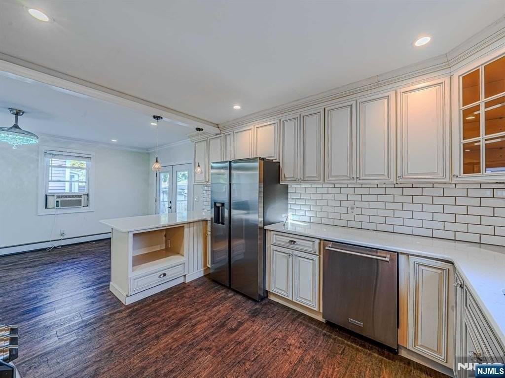 8-35 Lake St - Photo 4 of 17