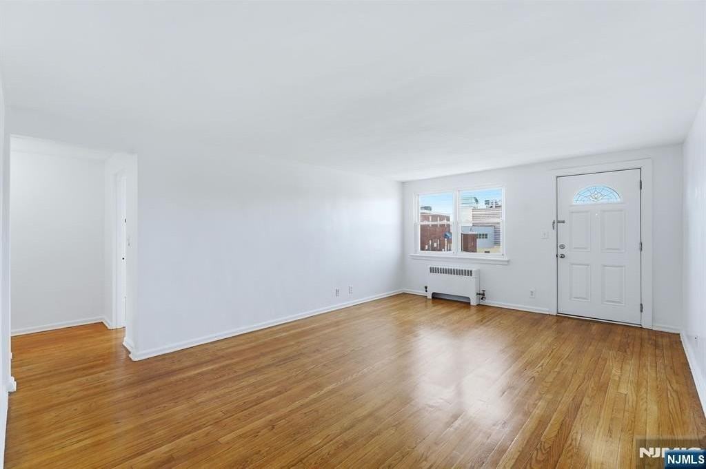 441 Lawn Ave - Photo 4 of 21