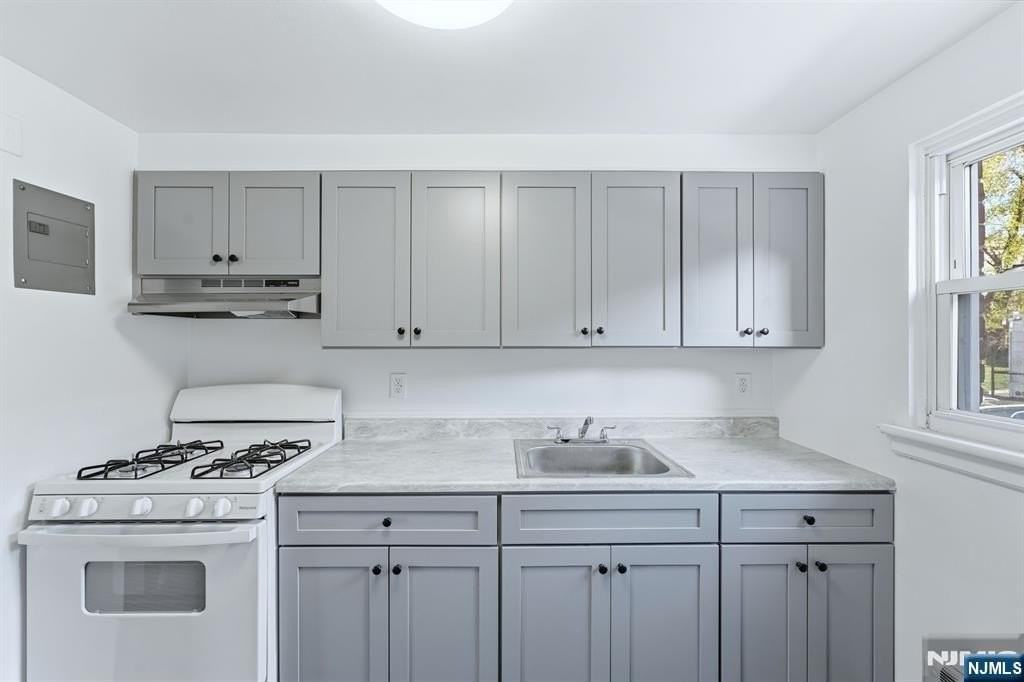 441 Lawn Ave - Photo 7 of 21