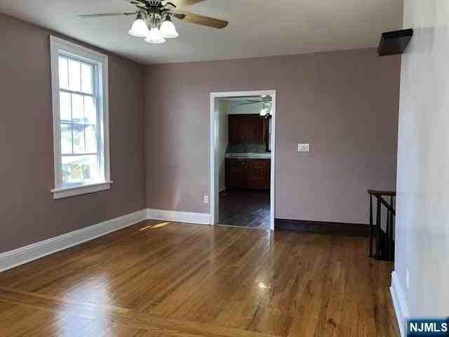 566 2nd St 2nd Fl - Photo 3 of 20