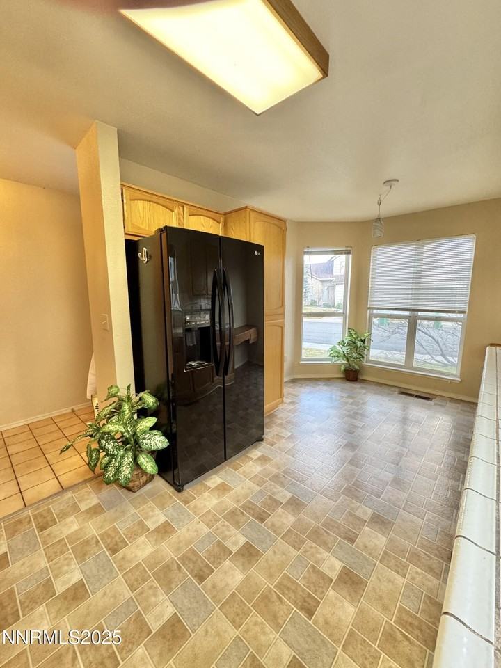 923 Edgecliff Dr - Photo 2 of 3