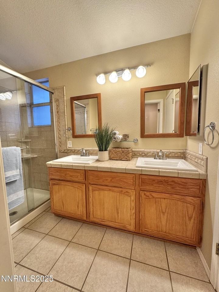 923 Edgecliff Dr - Photo 3 of 3