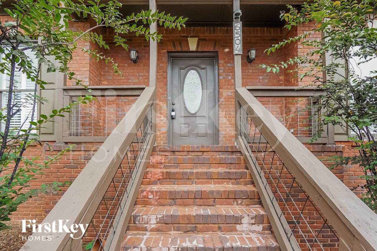 6504 Hemlock St - Photo 2 of 15