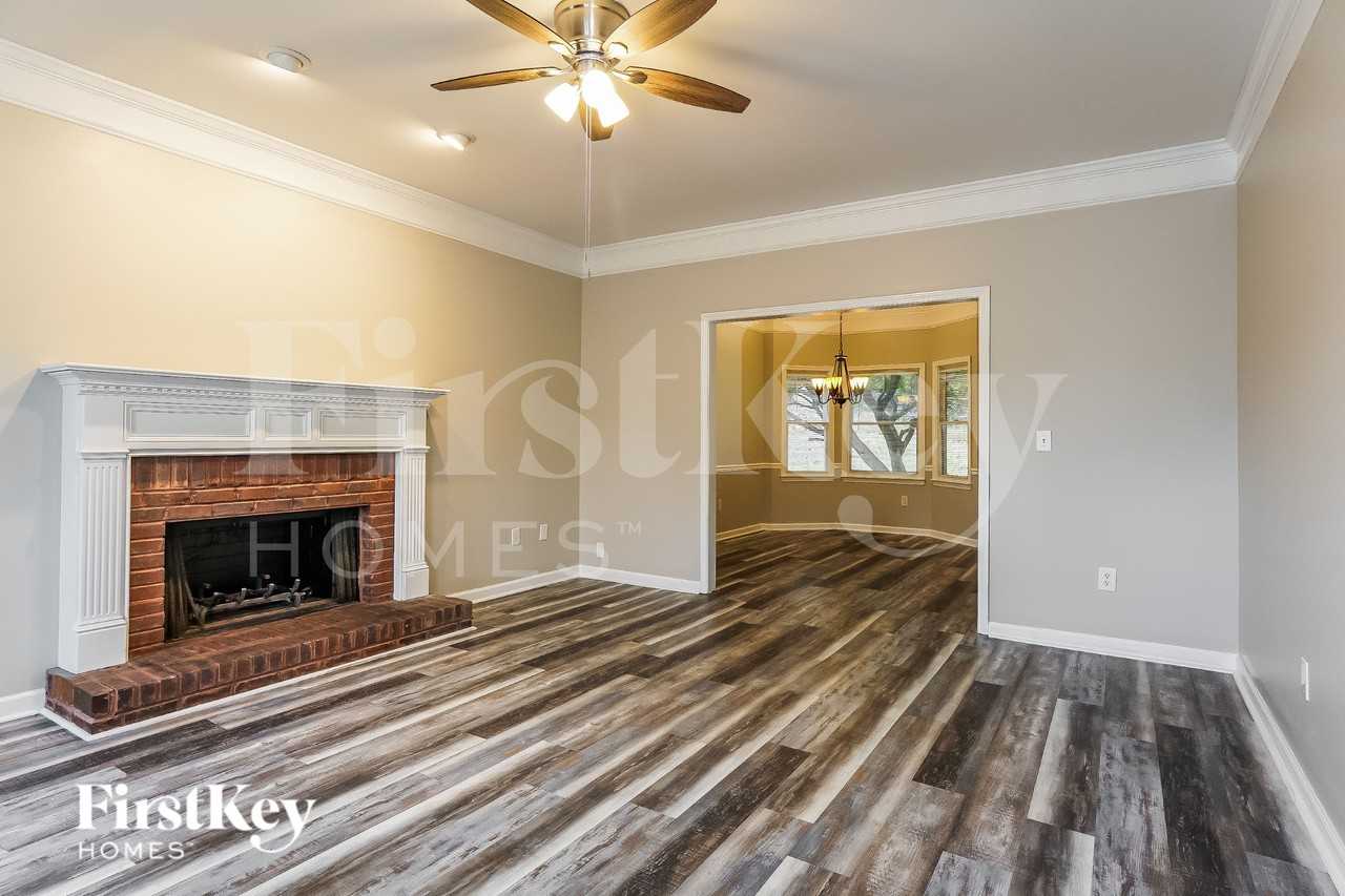 6504 Hemlock St - Photo 4 of 15