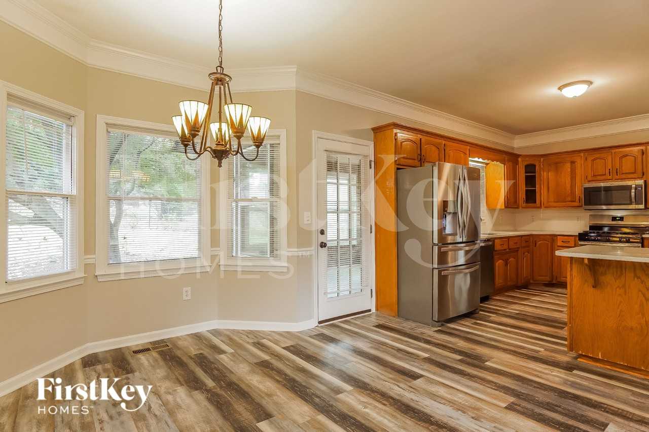 6504 Hemlock St - Photo 5 of 15