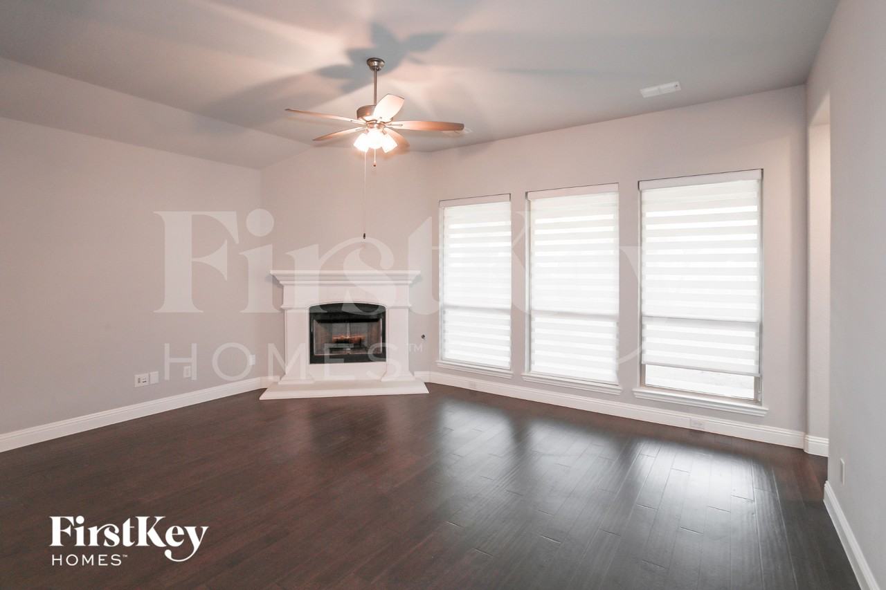 1621 Everitt Trl - Photo 2 of 15