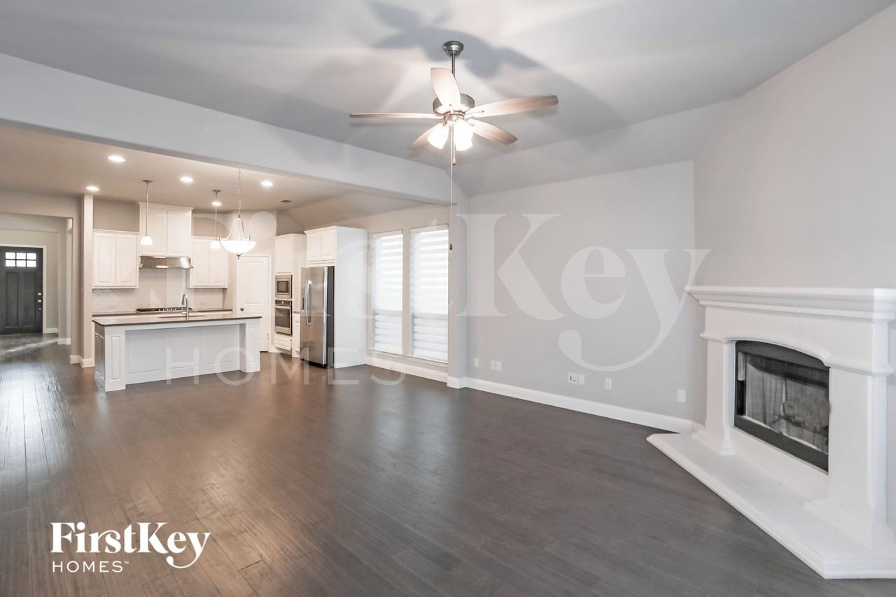 1621 Everitt Trl - Photo 3 of 15