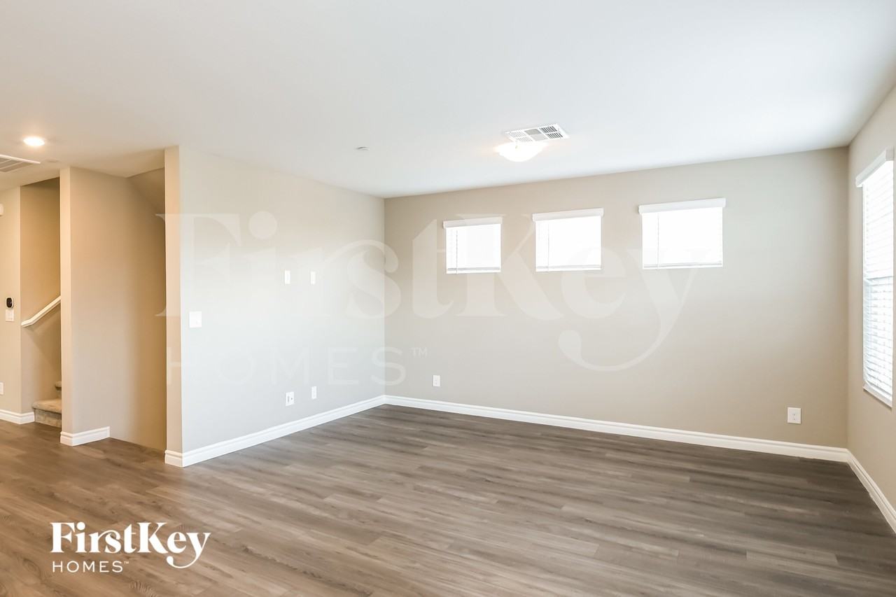 188 Campbelltown Ave - Photo 3 of 15