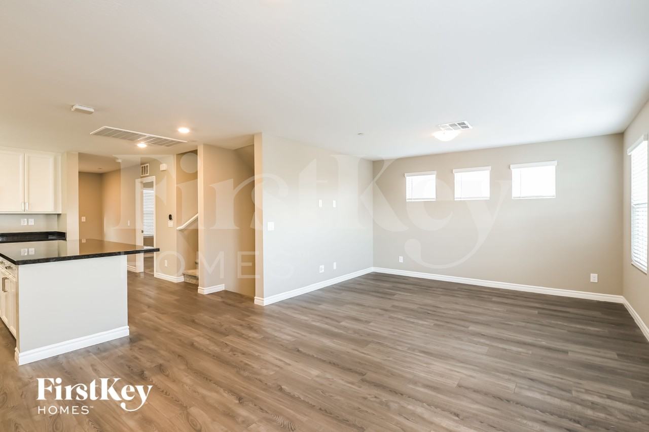 188 Campbelltown Ave - Photo 4 of 15