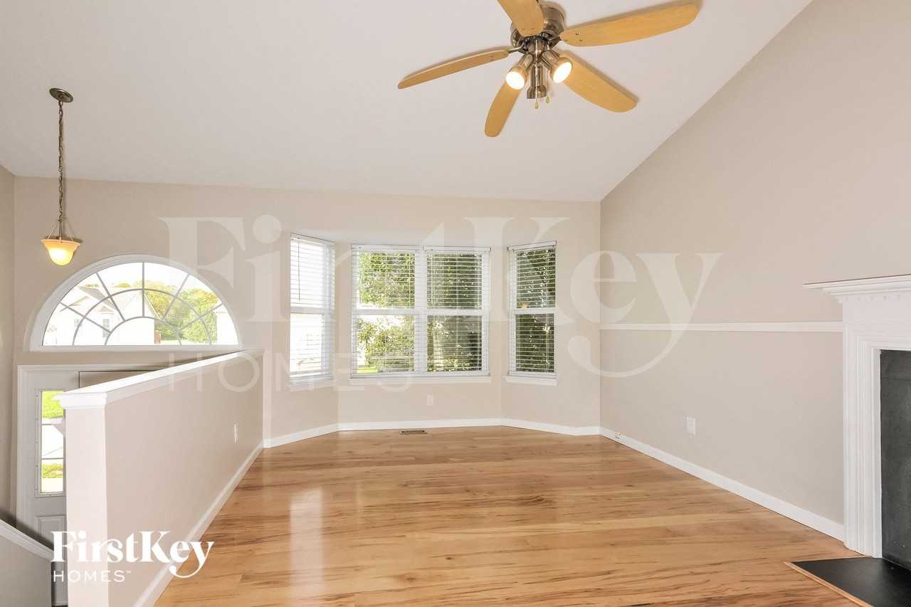 2487 Waterfront Dr - Photo 4 of 15