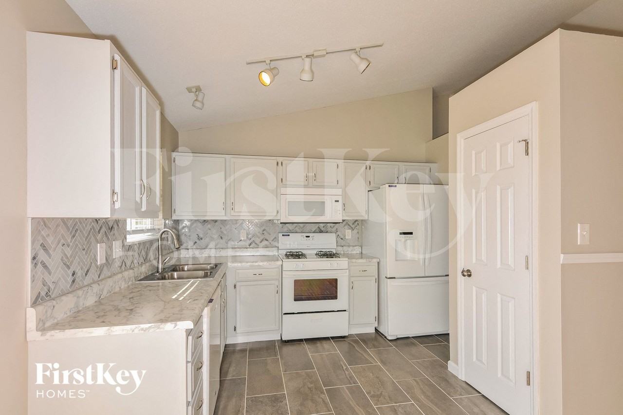 2487 Waterfront Dr - Photo 5 of 15