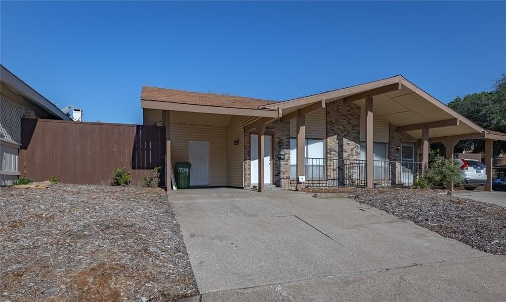 709 Arrowhead Cir - Photo 2 of 17