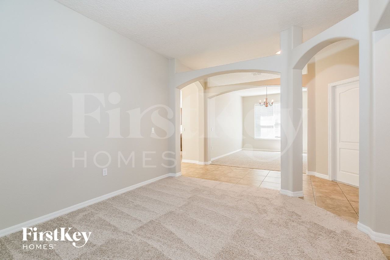 1981 The Oaks Blvd - Photo 3 of 18