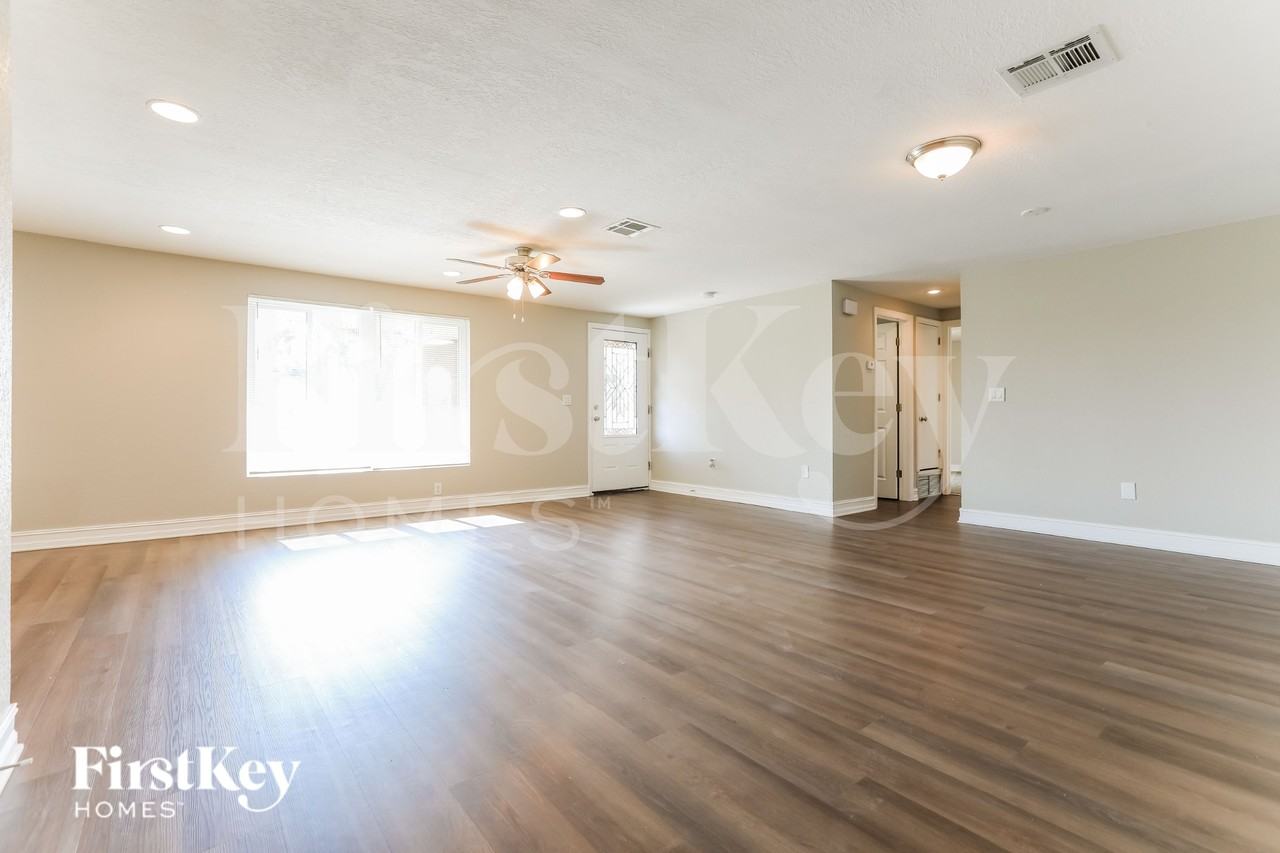 19242 Edgewater Dr - Photo 2 of 15