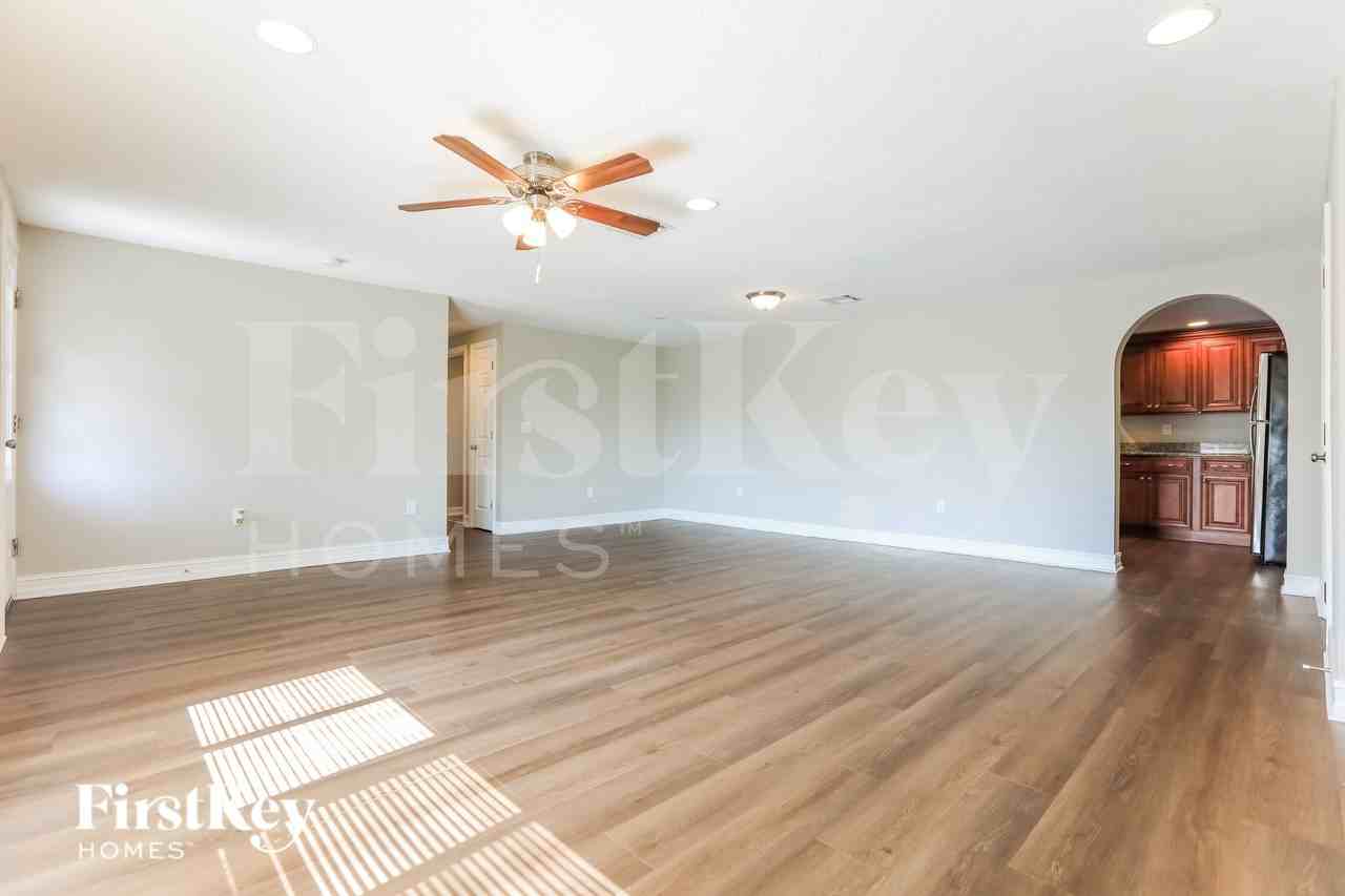 19242 Edgewater Dr - Photo 3 of 15