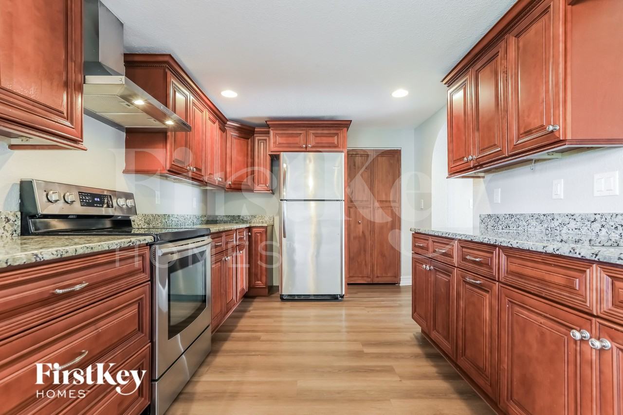 19242 Edgewater Dr - Photo 4 of 15