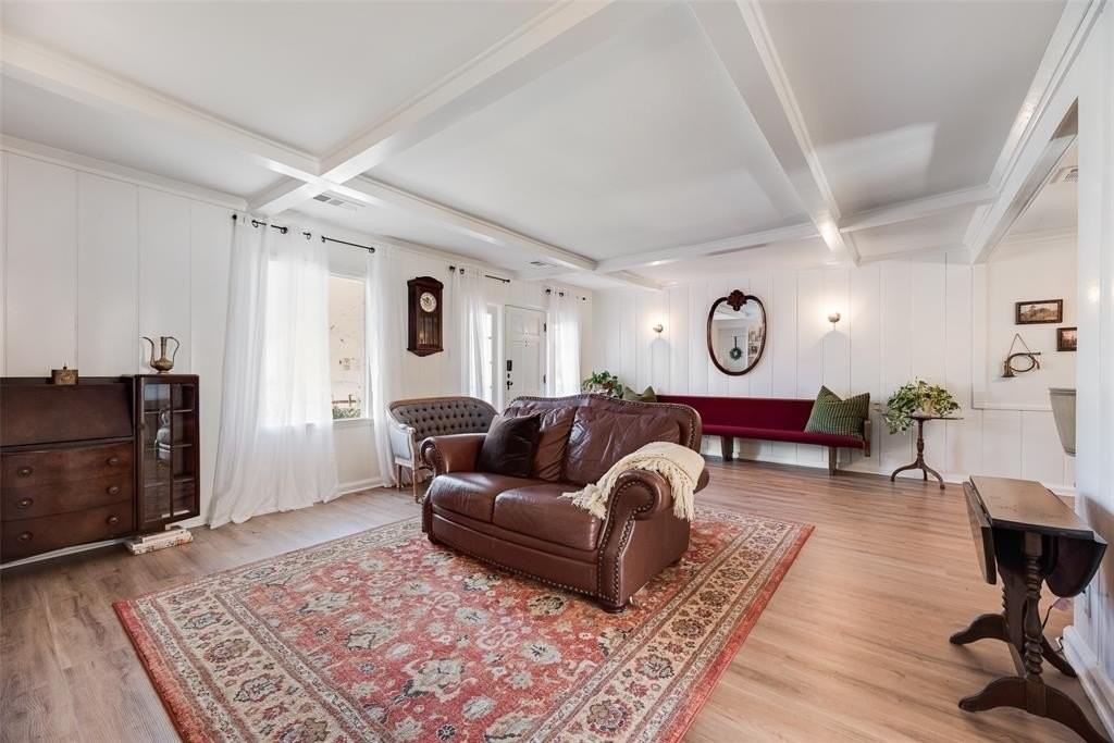 2216 Lotus Ave - Photo 3 of 13