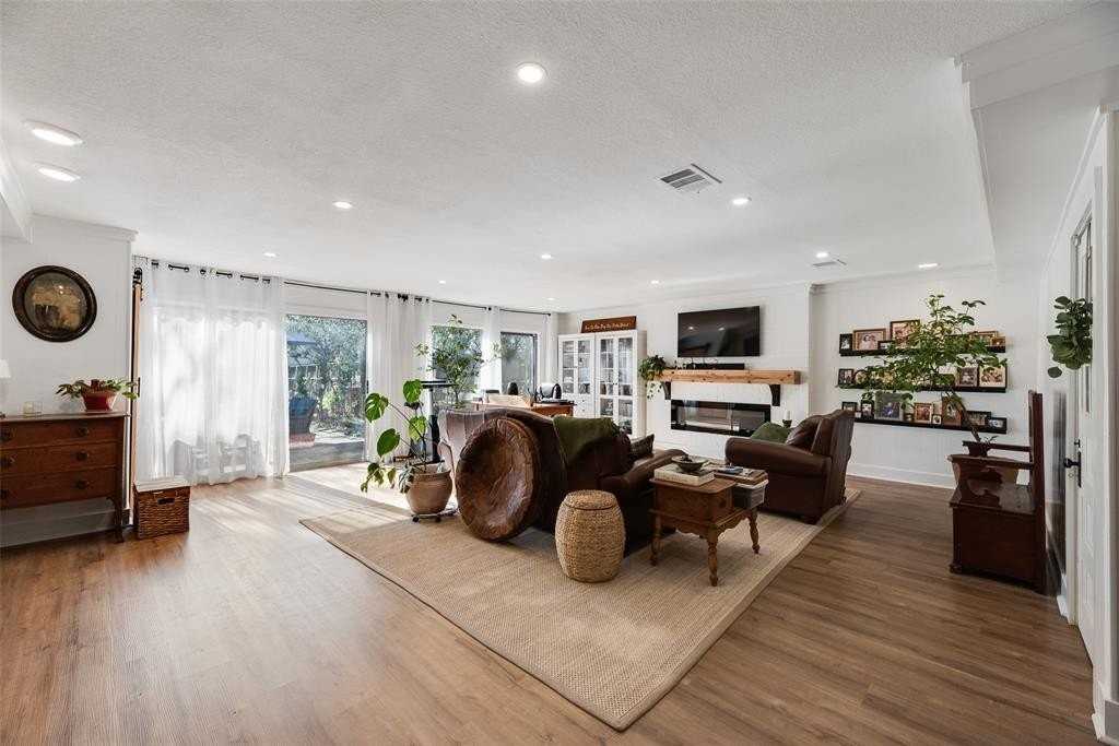 2216 Lotus Ave - Photo 4 of 13