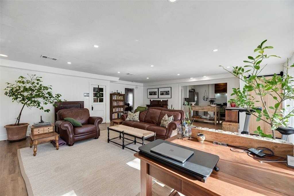 2216 Lotus Ave - Photo 5 of 13