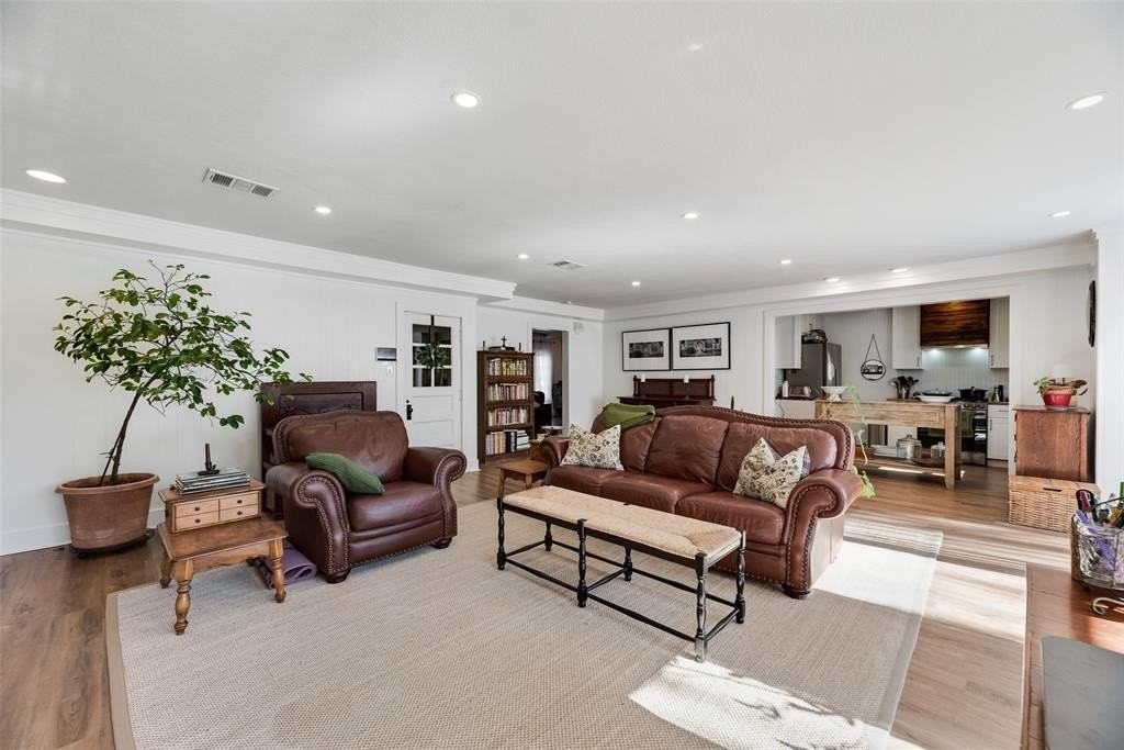 2216 Lotus Ave - Photo 6 of 13