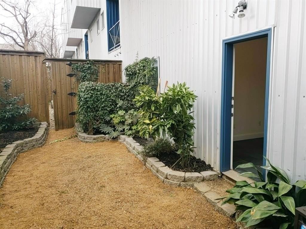 4214 Swiss Ave #L - Photo 3 of 39