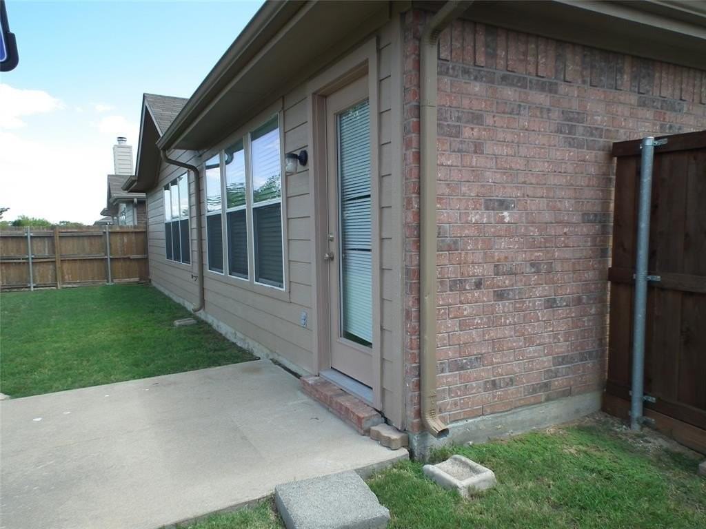 519 Creekside Dr - Photo 3 of 26