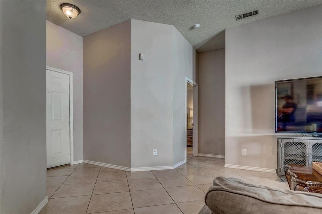 11812 Canoe Rd - Photo 4 of 31