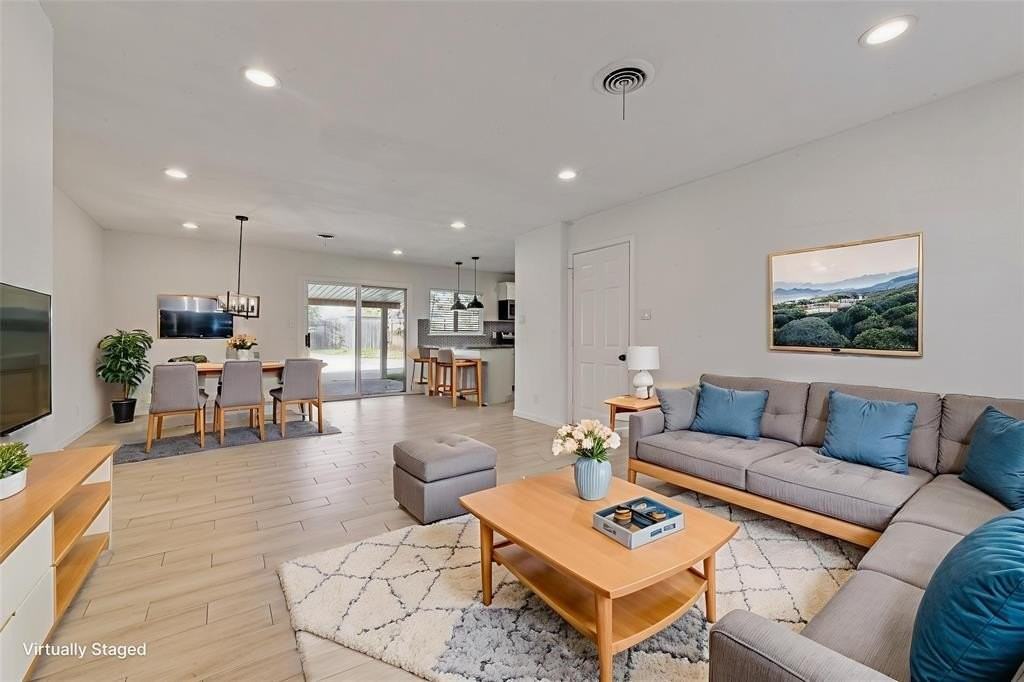 413 Simmons Dr - Photo 3 of 26