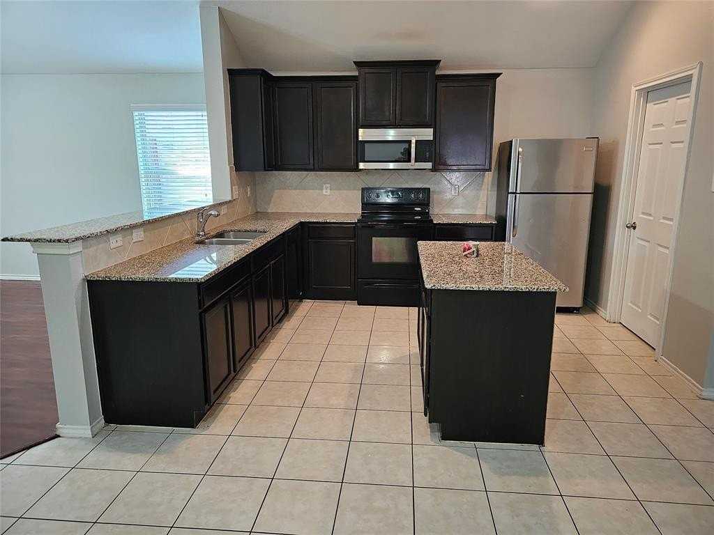 421 Haddington St - Photo 4 of 31