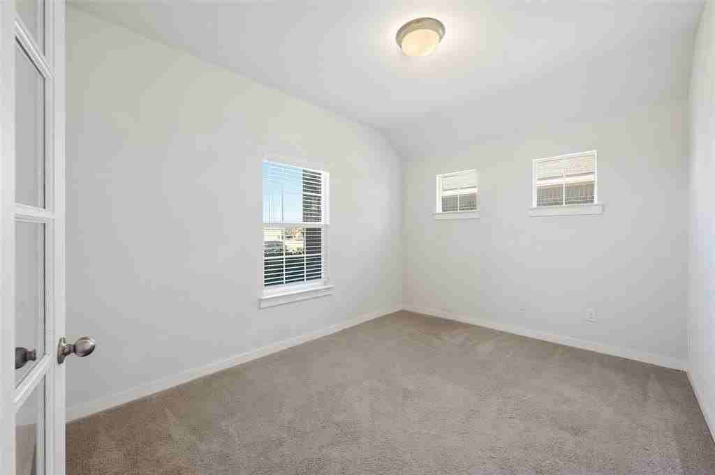 8948 Devonshire Dr - Photo 3 of 32