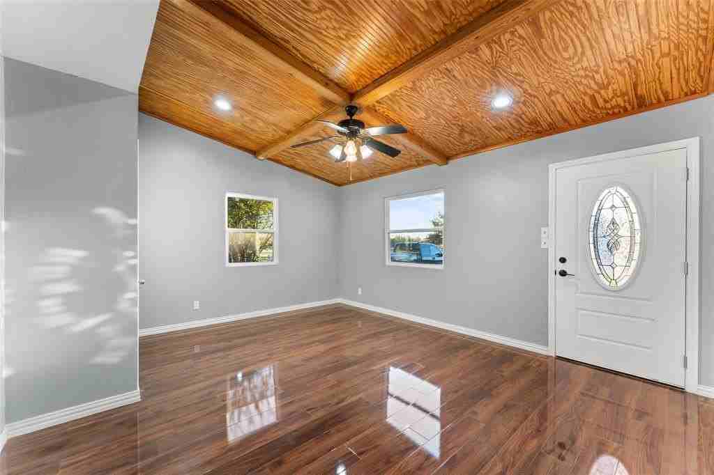 916 Wilkinson Dr - Photo 4 of 15