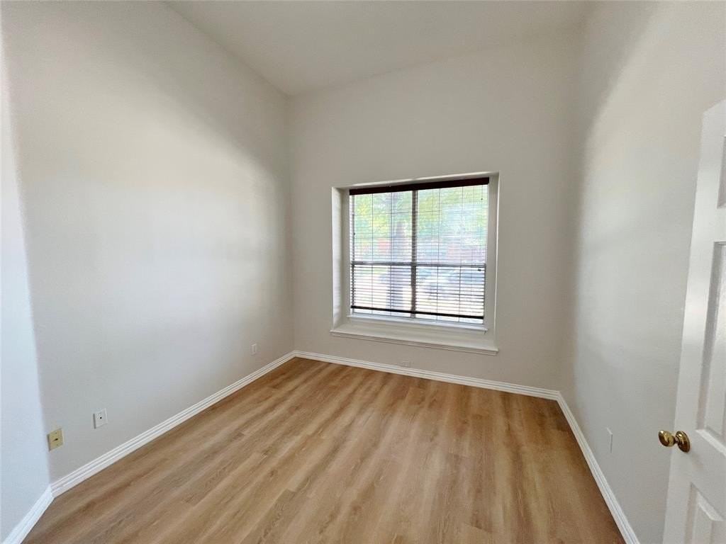 2210 Fox Crossing Ln - Photo 7 of 34