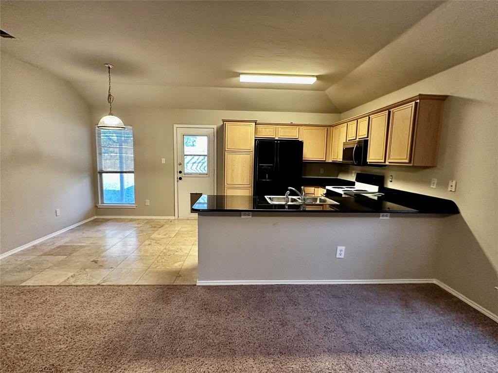 1140 Roundrock Dr - Photo 5 of 17