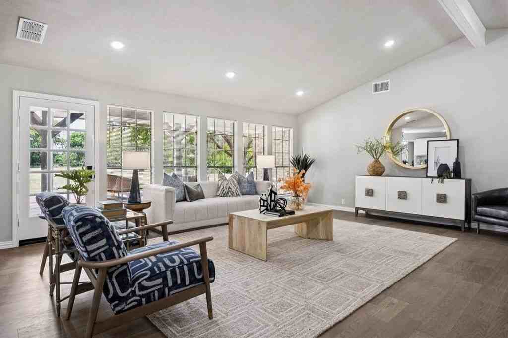 10 Chisholm Trl - Photo 3 of 37