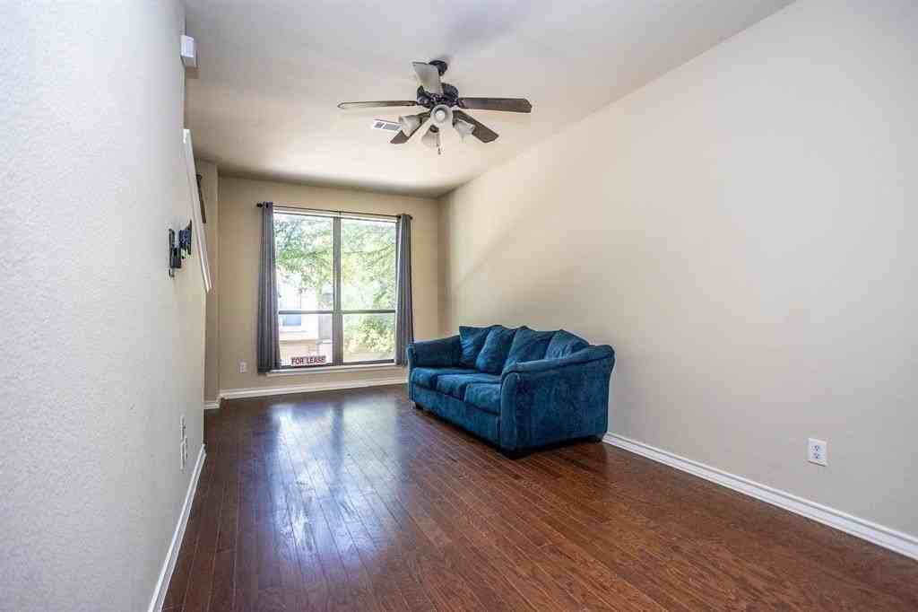 906 Glenn Crossett St - Photo 2 of 17