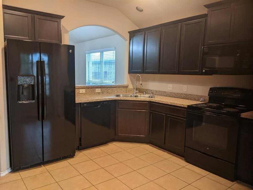 917 Westfield Dr - Photo 2 of 6