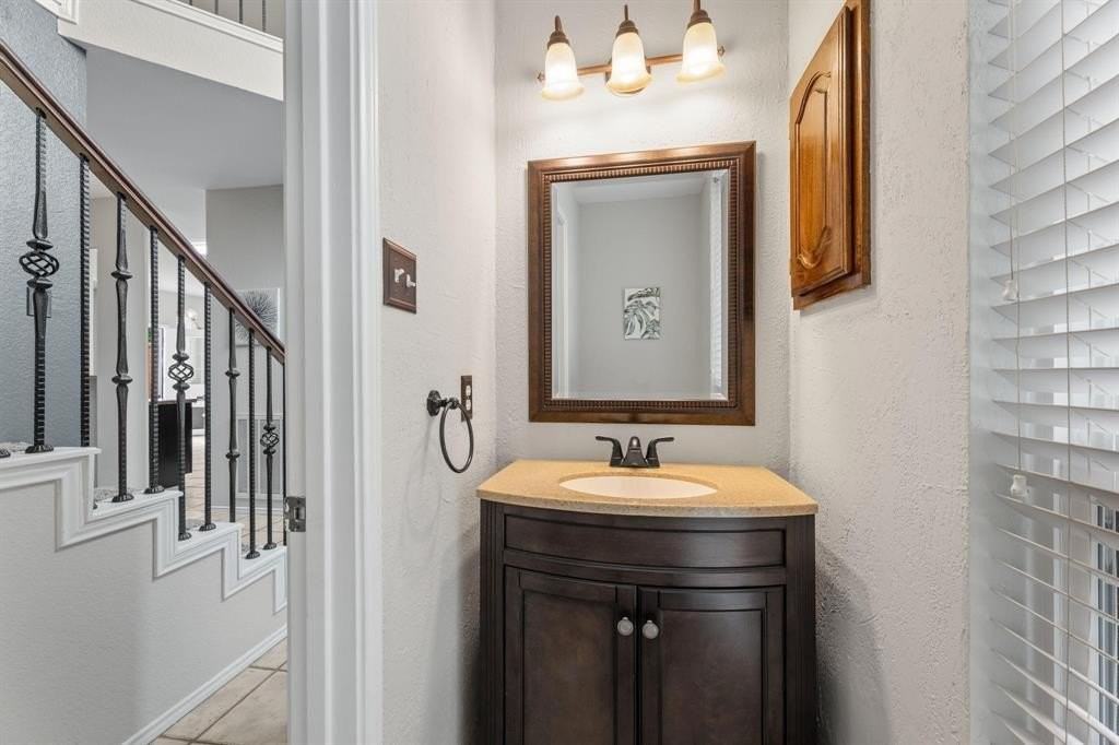 10713 Alexandria Dr - Photo 6 of 38