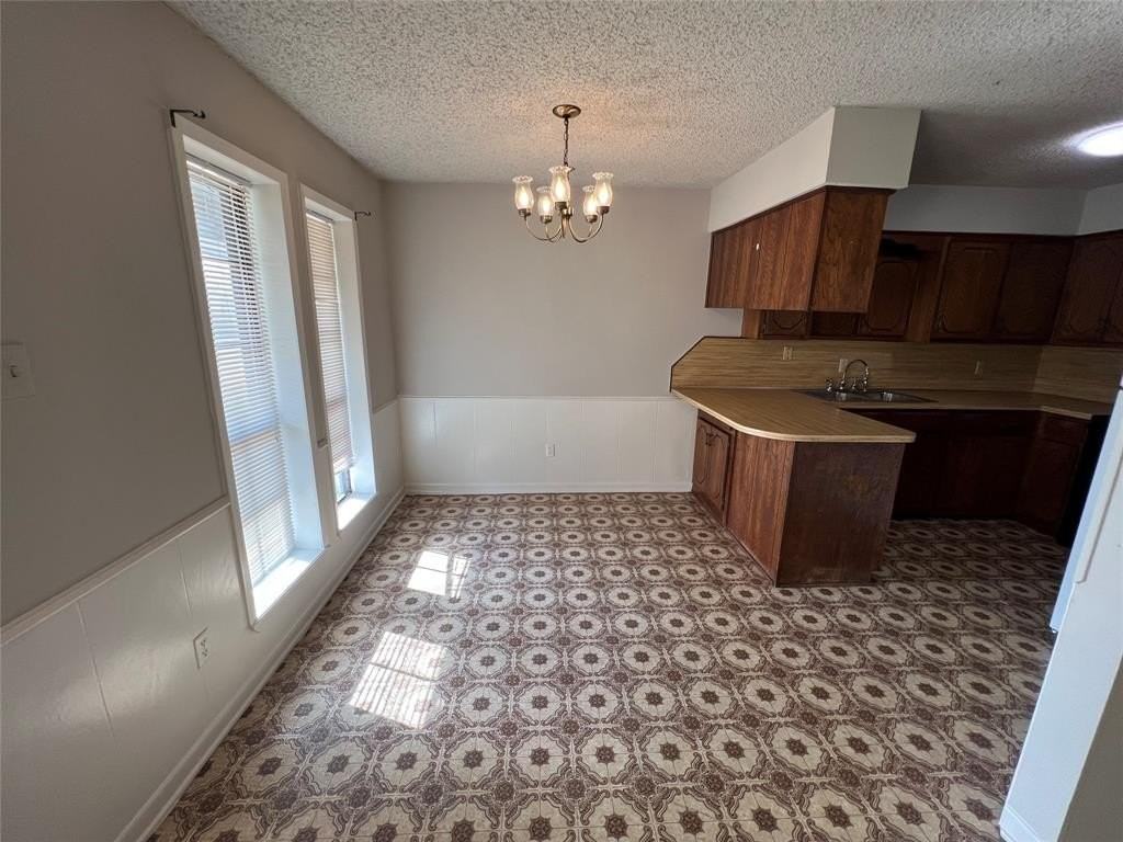 2301 N Woods St - Photo 3 of 8