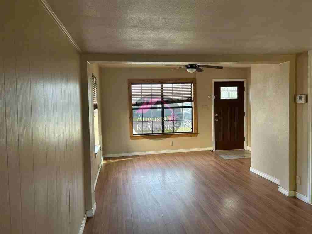 2210 Vine St - Photo 3 of 11